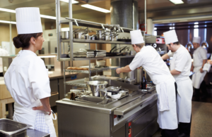 Equipe de apoio para hotéis: garçons, copeiros e cozinha